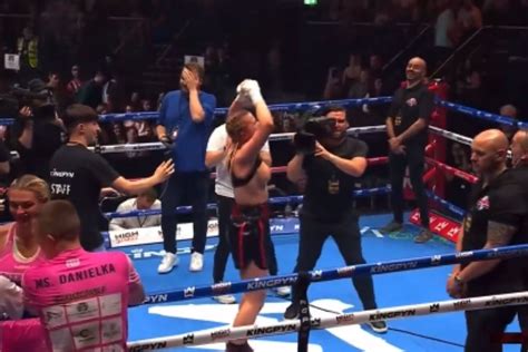 hemsley flash|Kingpyn Boxing results: Daniella Hemsley flashes audience after。